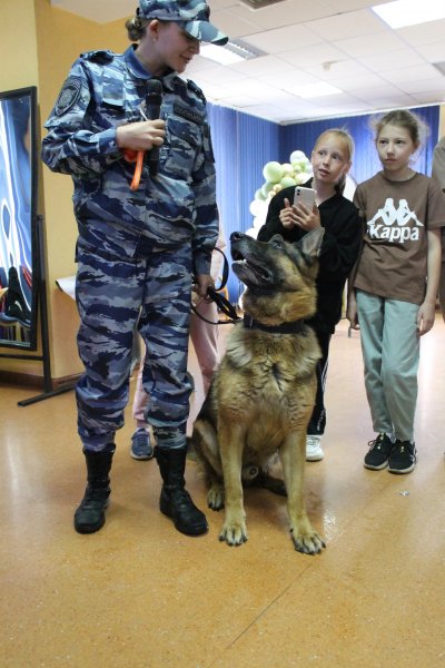 Полицейские и общественники познакомили детей с кинологической службой